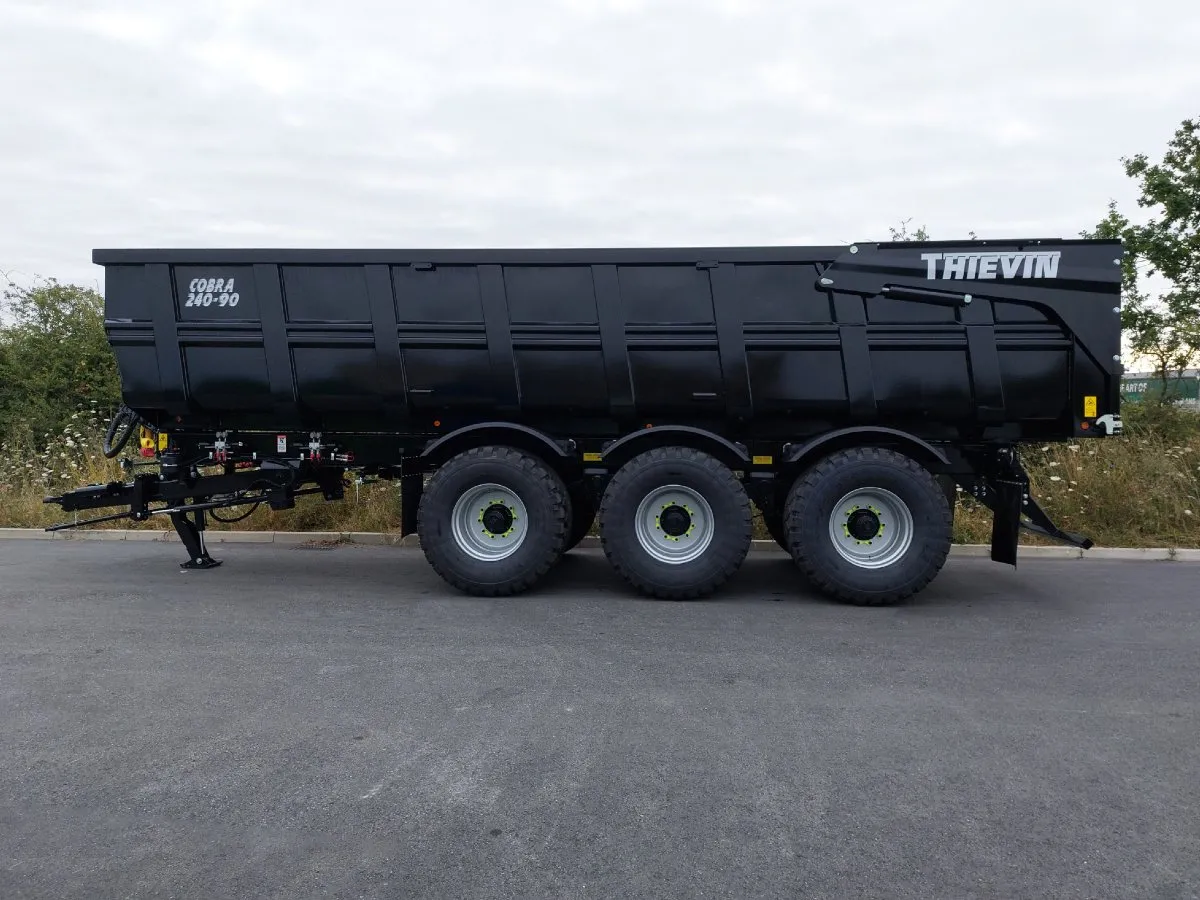 Vue côté remorque agricole Cobra 240-90-1